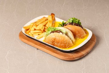 Cheddar Soslu Cheeseburger